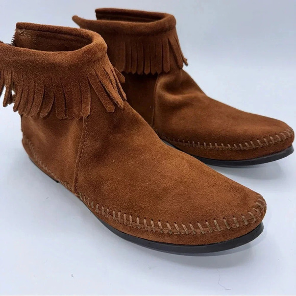 Minnetonka boots Size 8 NWOT - Picture 1 of 6